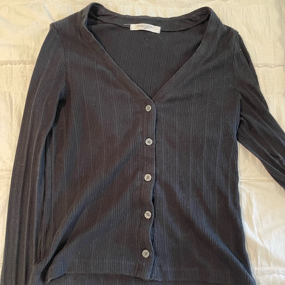 Black long sleeve button up. V Neck - Picture 3 of 4